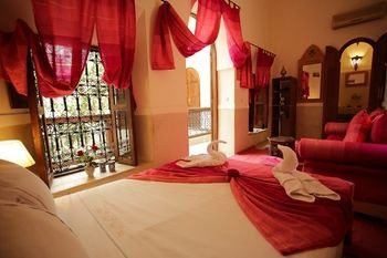 Riad White Flowers