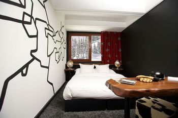 Totem, Friendly Hotel