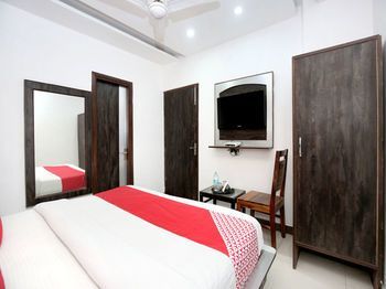 OYO 13431 Hotel Royal Blue