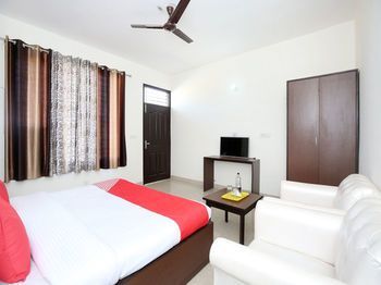 OYO 12409 Royal Cottage