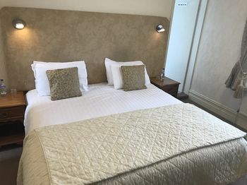 The Carre Arms Hotel & Restaurant
