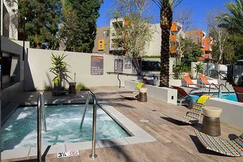 East West Comfort: Studio City Universal Apartments