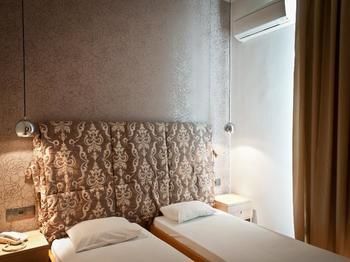 Metropolis Hotel