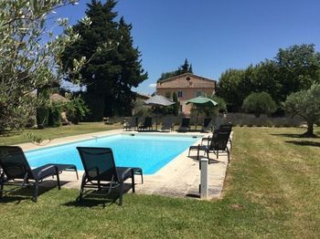 Superbe Mas Provençal 600m2 avec une Superbe Piscine Chauffée et très grand jardin 9000m2, situé au cœur du Luberon en campagne proche de L'Isle sur la Sorgue, 12 personnes, LS2-17 FIGNOULADO