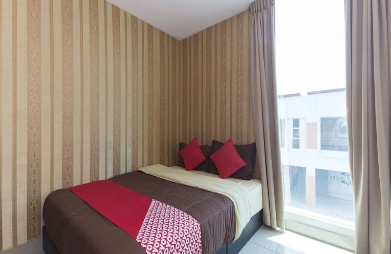 OYO 439 Night Queen Hotel