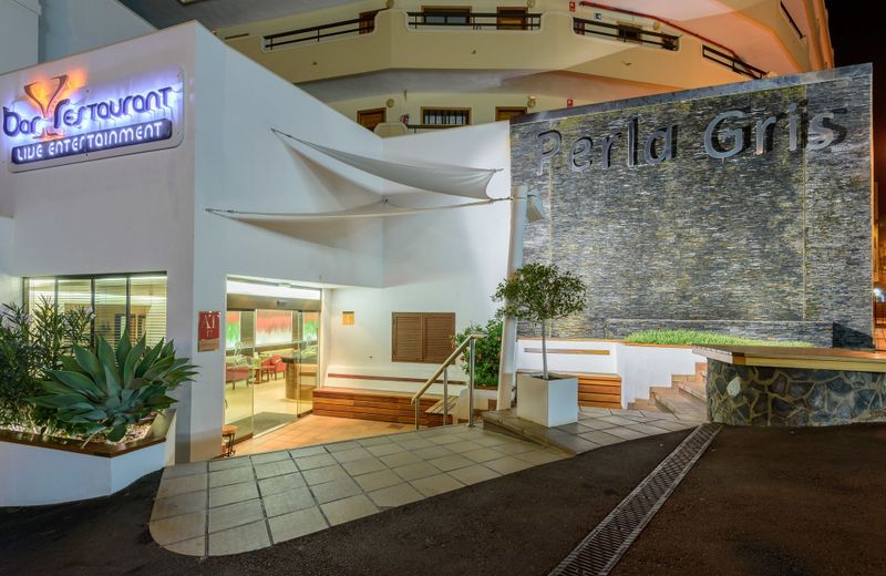 Pearly Grey Ocean Club Apartments & Suites