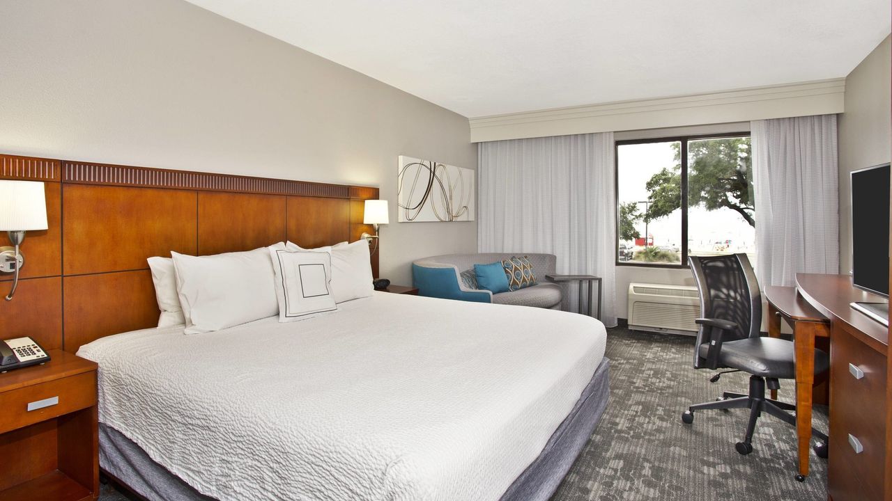 Courtyard by Marriott Gulfport Beachfront