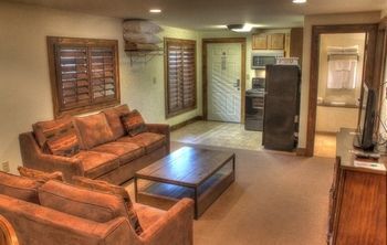 The Shady Lawn Lodge