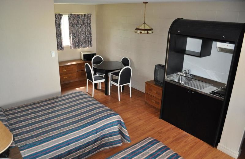 Four Seas Beach Motel