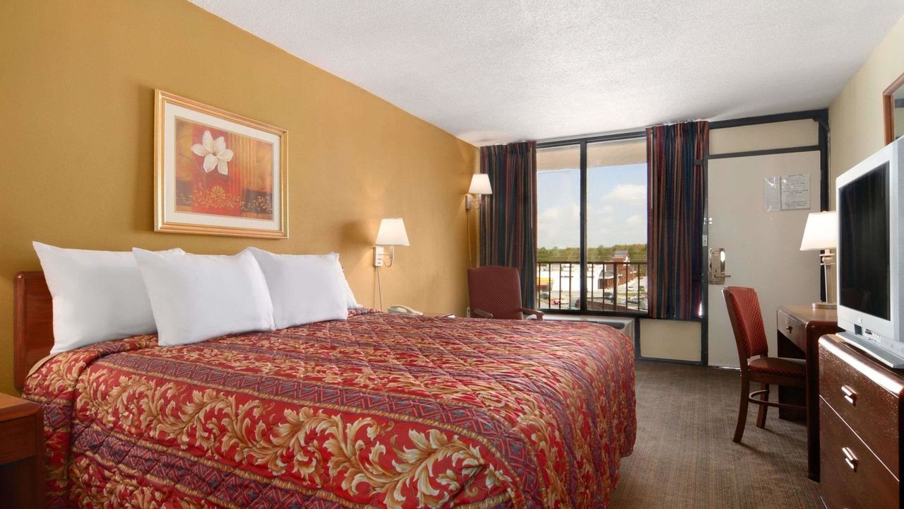 Days Inn by Wyndham Auburn