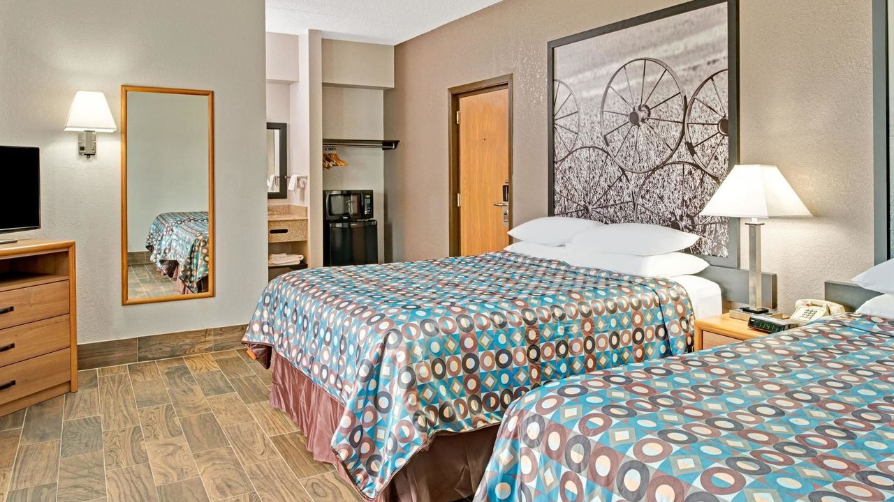Super 8 By Wyndham Walnut