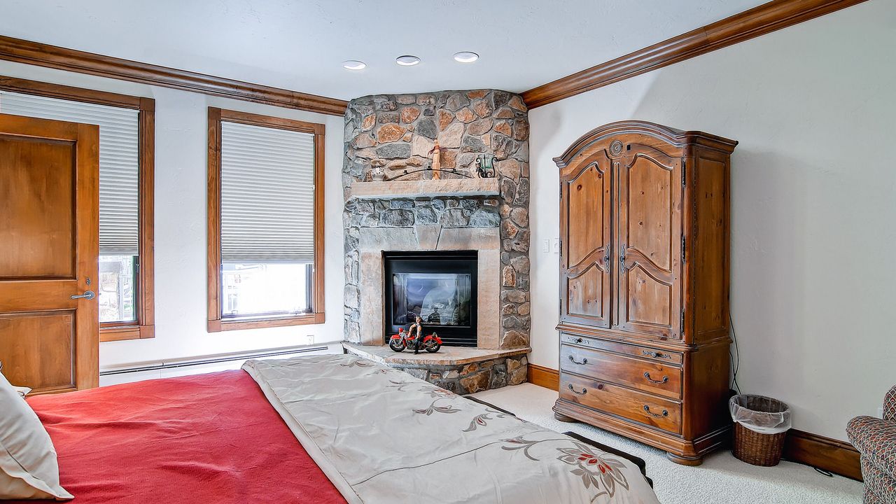 McCoy Peak Lodge by East West
