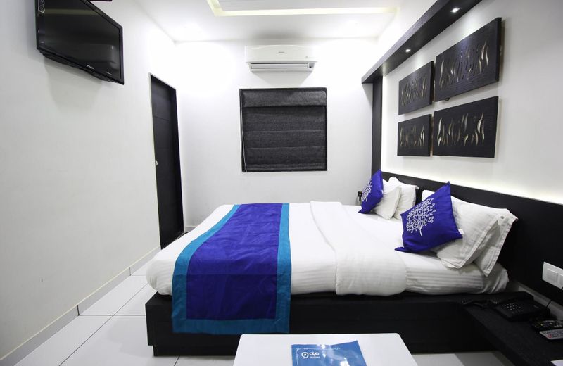 OYO 1319 Hotel Paramount Inn
