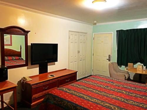 Casa Blanca Inn & Suites