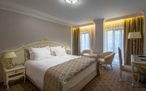 Residence City Garden - Certificate of Excellence 3rd place in Top 10 BEST Five-Stars City Hotels for 2023 awarded by HTIF