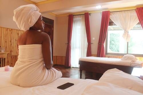 Bunyonyi Safaris Resort