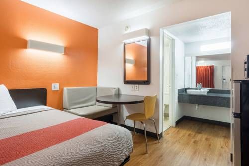 Motel 6-Calhoun, GA