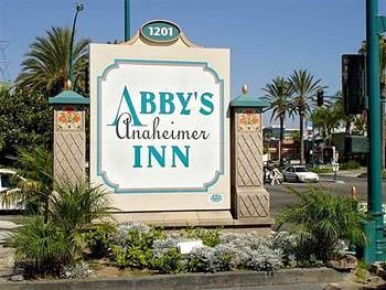 Abby's Anaheimer Inn - Across Disneyland Park