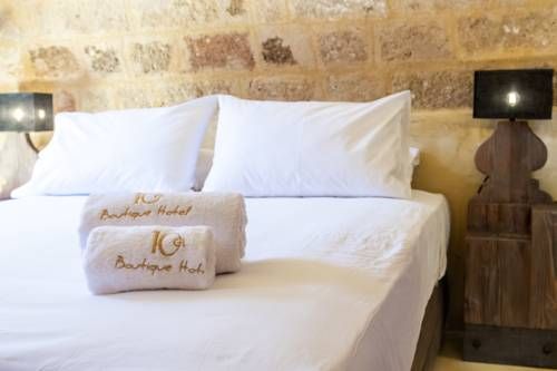 10GR Boutique Hotel & Wine Bar