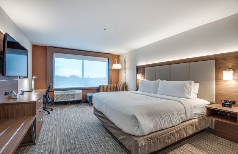 Holiday Inn Express & Suites Dallas North - Addison, an IHG Hotel