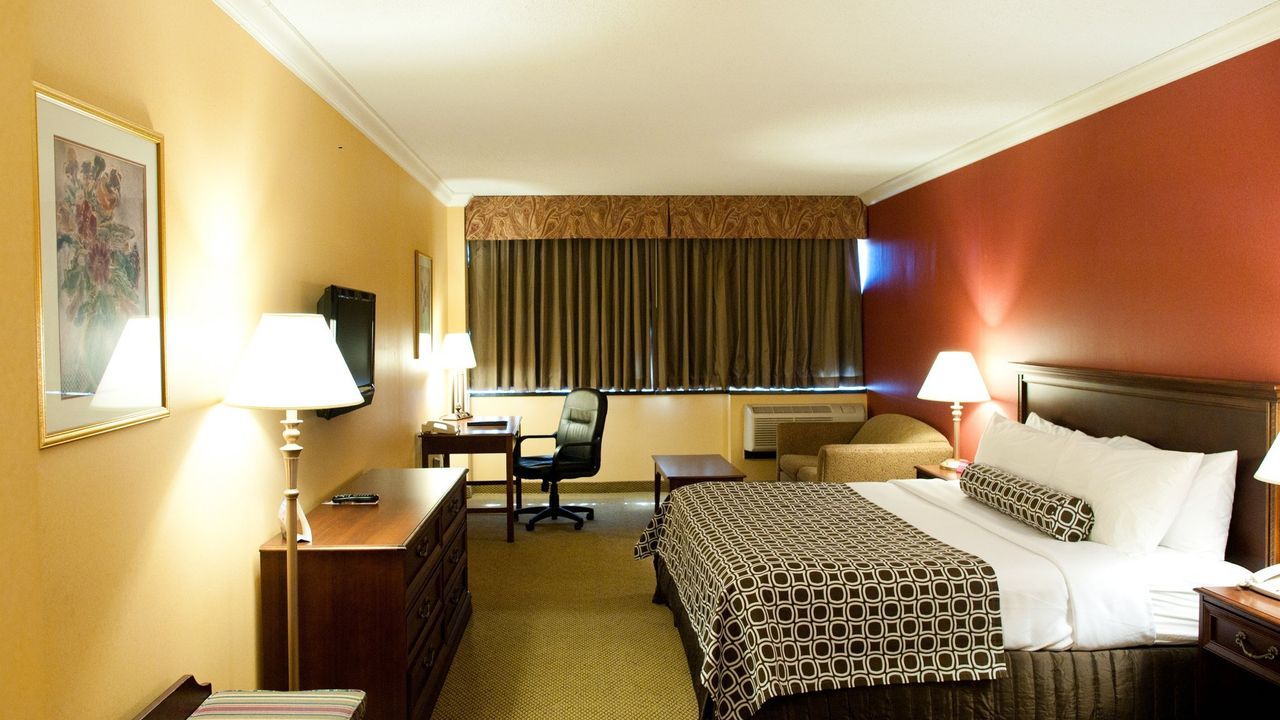 Crowne Plaza Edison, an IHG Hotel