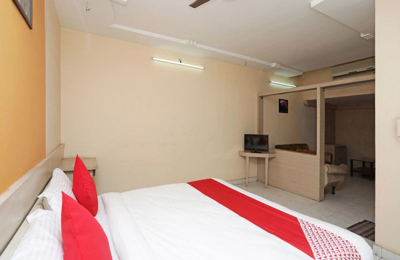 OYO 12546 Hotel Madhuban