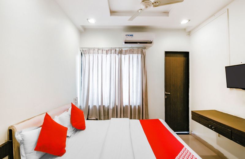 OYO 13810 Hotel The Gentleman