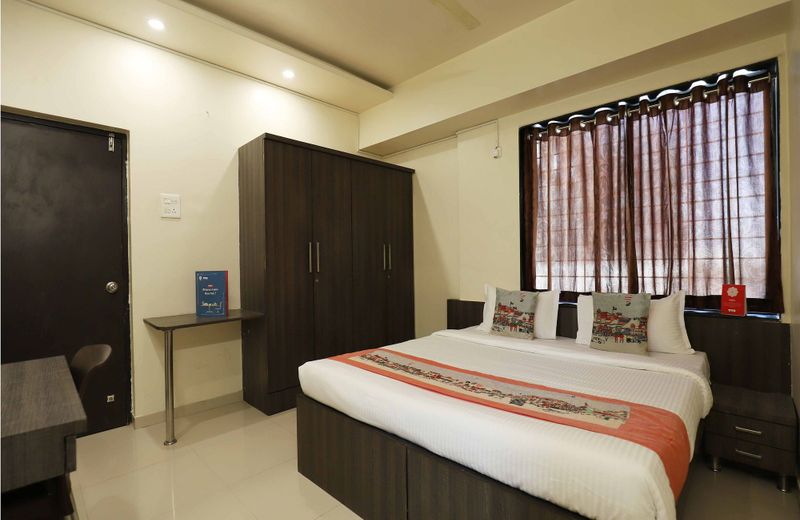 OYO 10680 Hotel Royal Inn