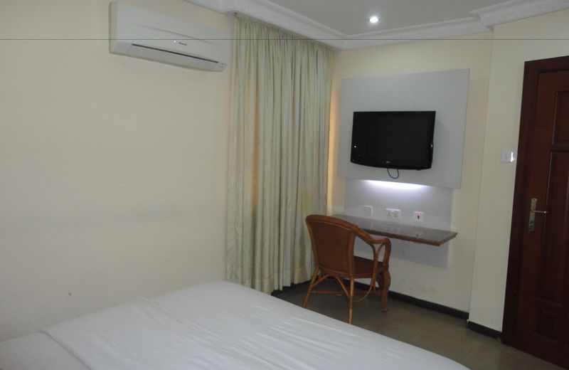 SDM Tavern and Suites