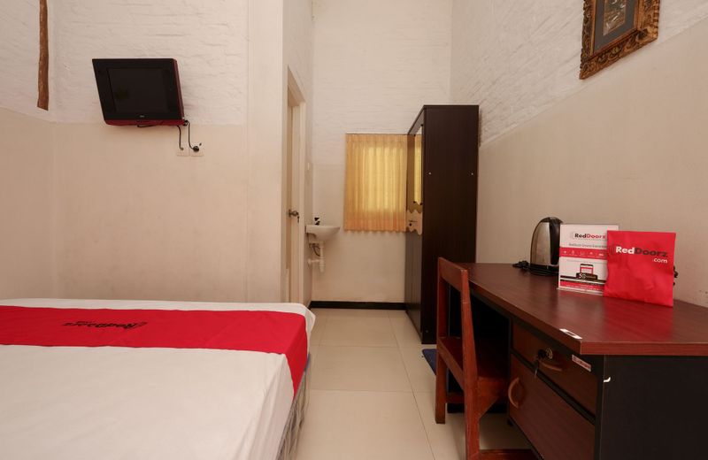 RedDoorz near GOR Manunggal Jati Majapahit