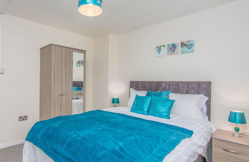 5 Bedroom Contractor House with Free Parking and Free WiFi - Outfield Homes by Your Lettings Peterborough