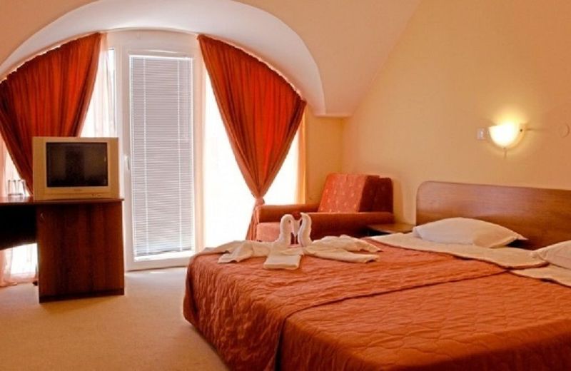 Hotel Black Sea - Breakfast, Pool & Free Parking