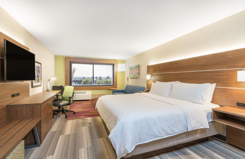 Holiday Inn Express & Suites Lake Havasu - London Bridge, an IHG Hotel