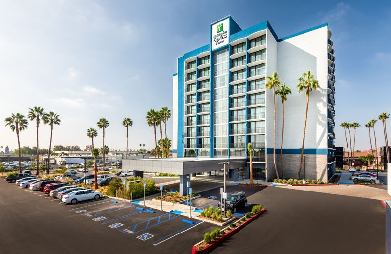 Holiday Inn Express & Suites Santa Ana - Orange County, an IHG Hotel