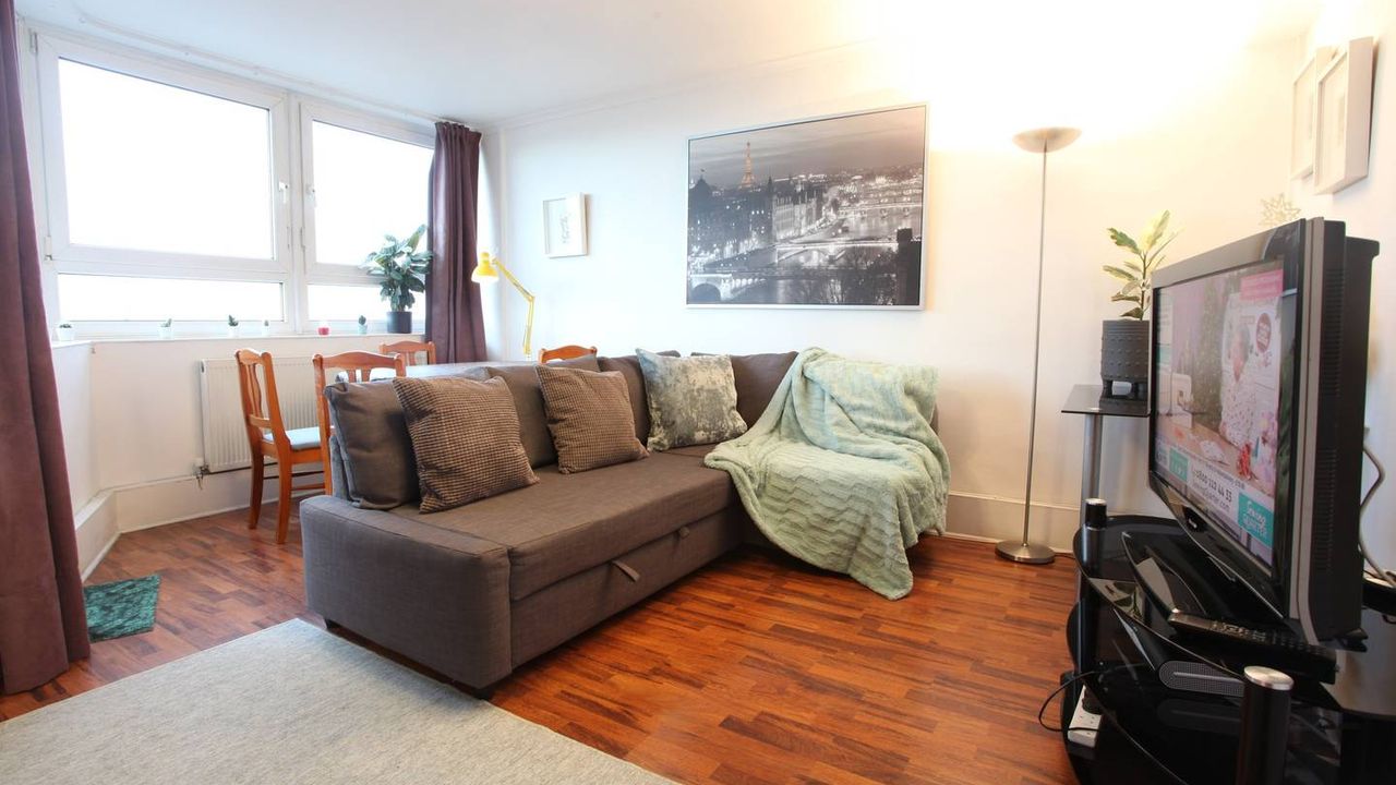 Chelsea off Kings Road One Bedroom Apartment with balcony