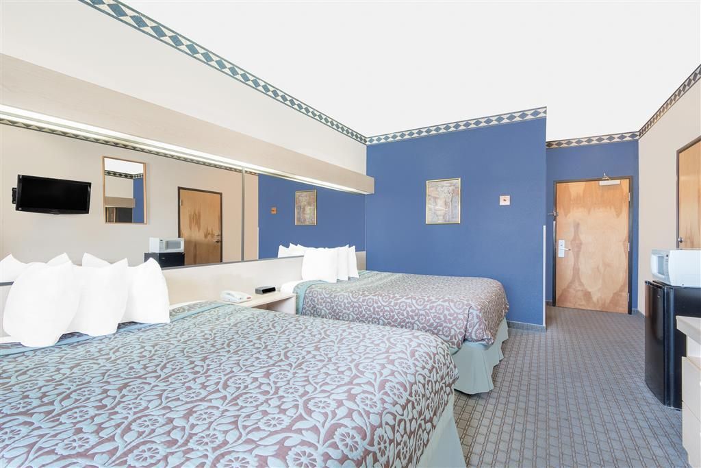 Days Inn & Suites by Wyndham Hutchinson