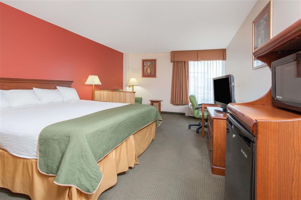 DAYS INN & SUITES