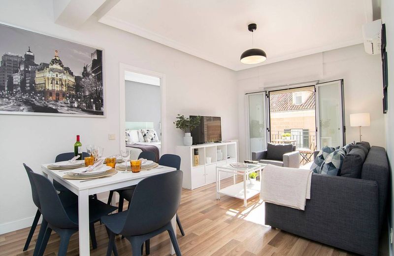 Sunny Apartment at the foot of Royal Palace by Batuecas
