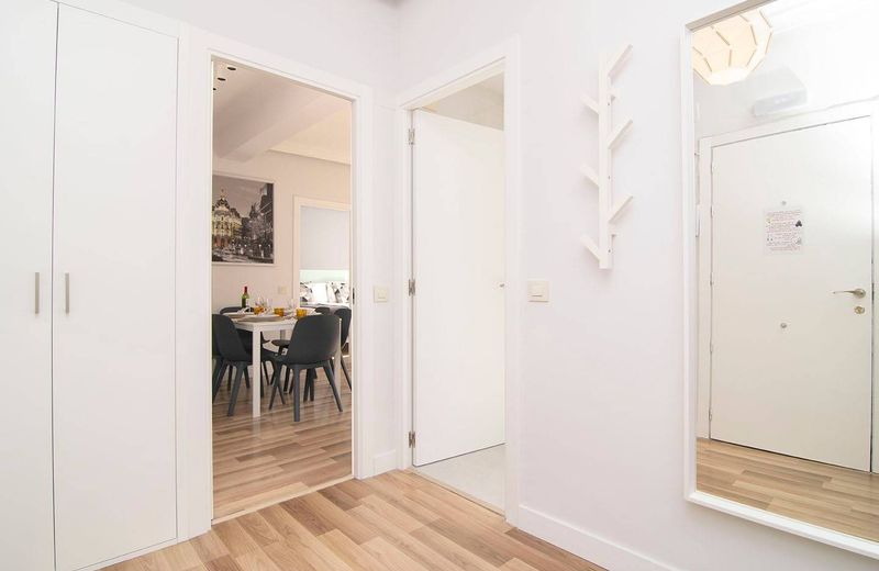 Sunny Apartment at the foot of Royal Palace by Batuecas