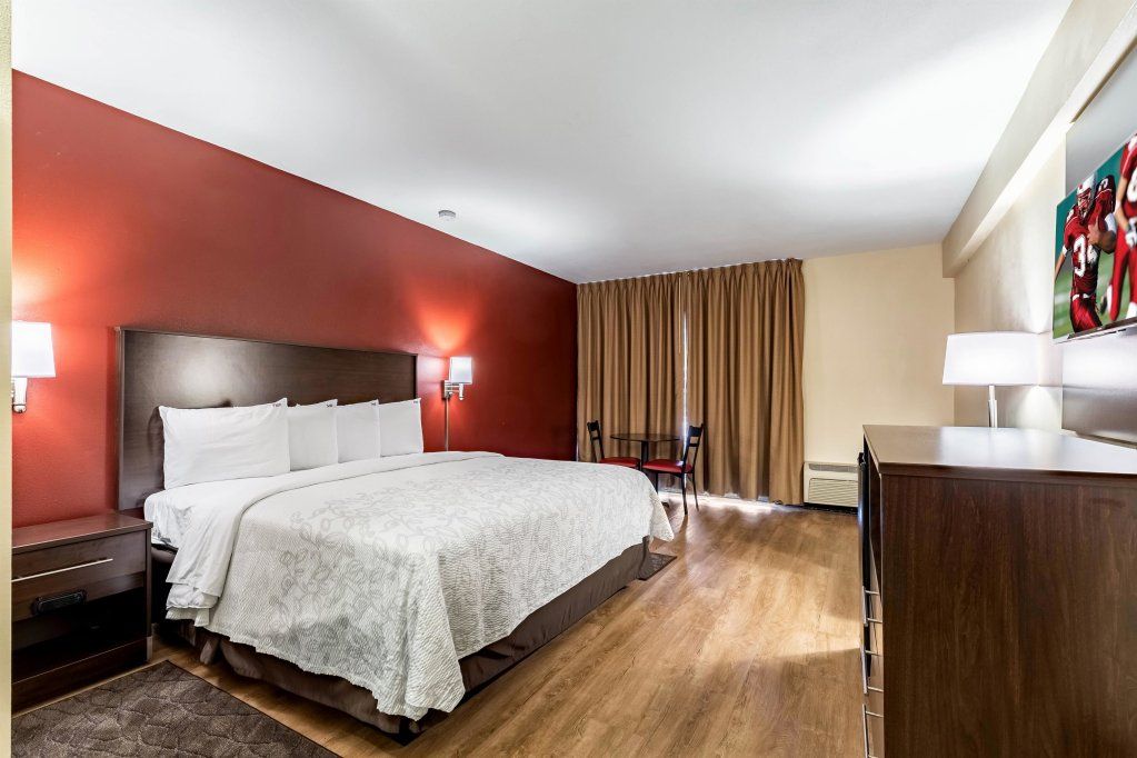 Red Roof Inn PLUS+ & Suites Houston – IAH Airport SW