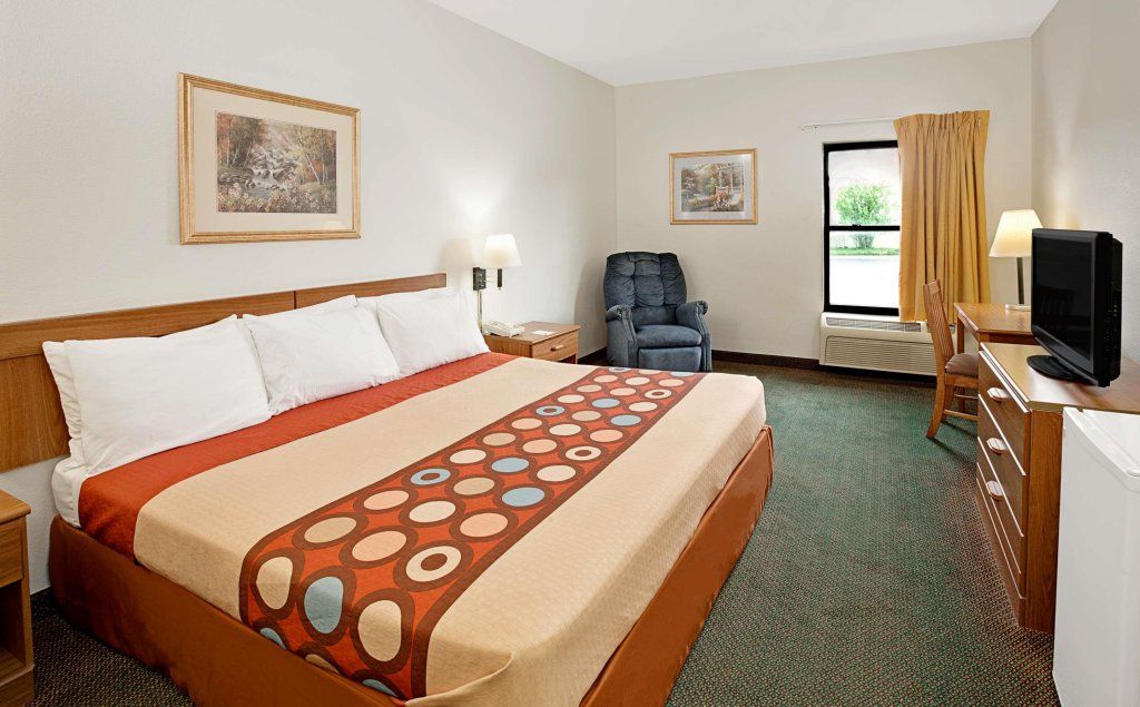 Super 8 by Wyndham Hampshire IL