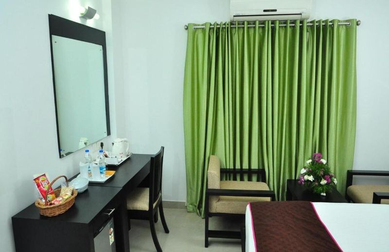 OYO 1698 Hotel Park Residency Ramanattukara