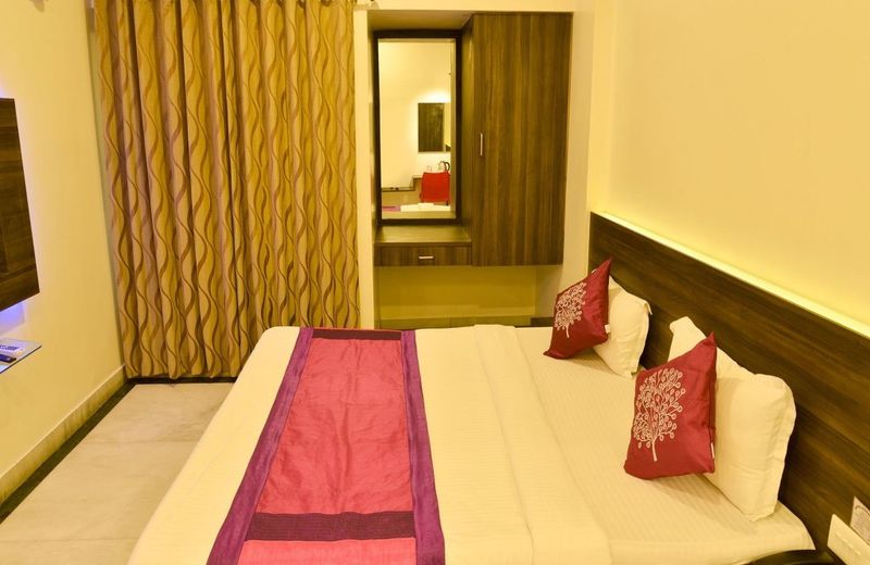 OYO 4448 Hotel Suresh Plaza