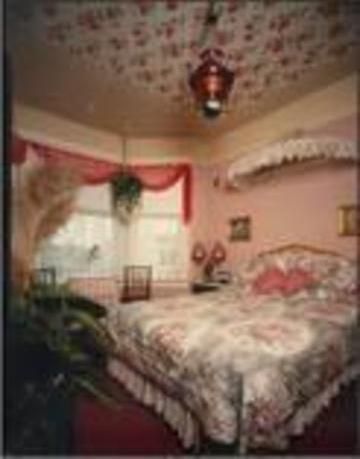 RED VICTORIAN BED AND BREAKFAST