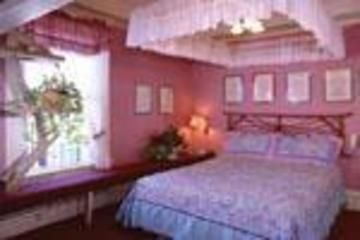 RED VICTORIAN BED AND BREAKFAST