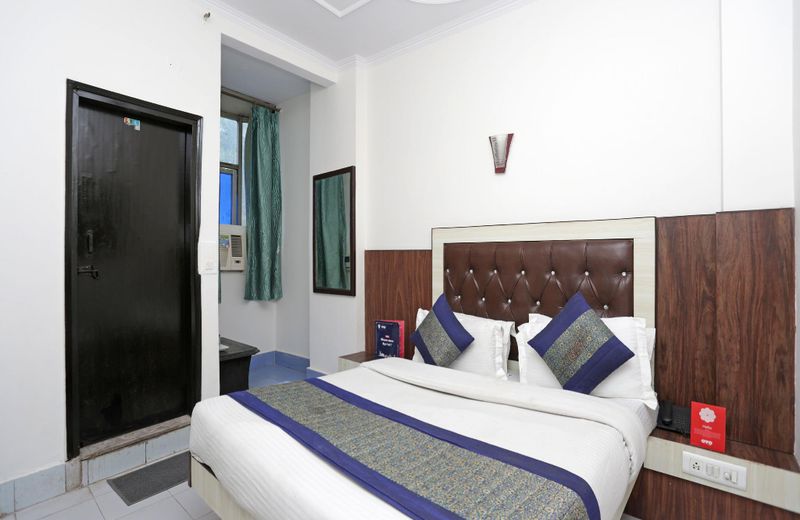 OYO 13277 Hotel Neelam Palace