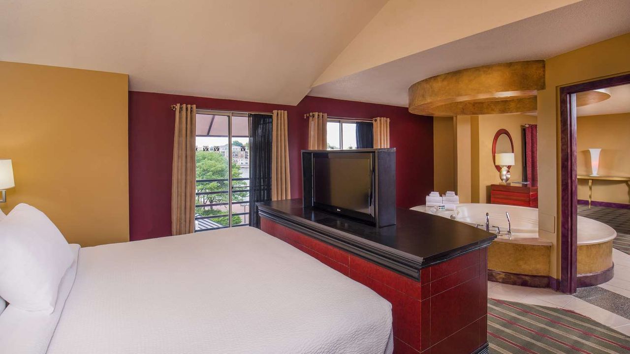 Pier 5 Hotel Baltimore Curio Collection by Hilton