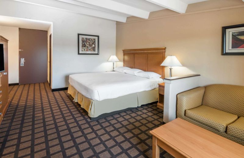 Super 8 by Wyndham Beaumont