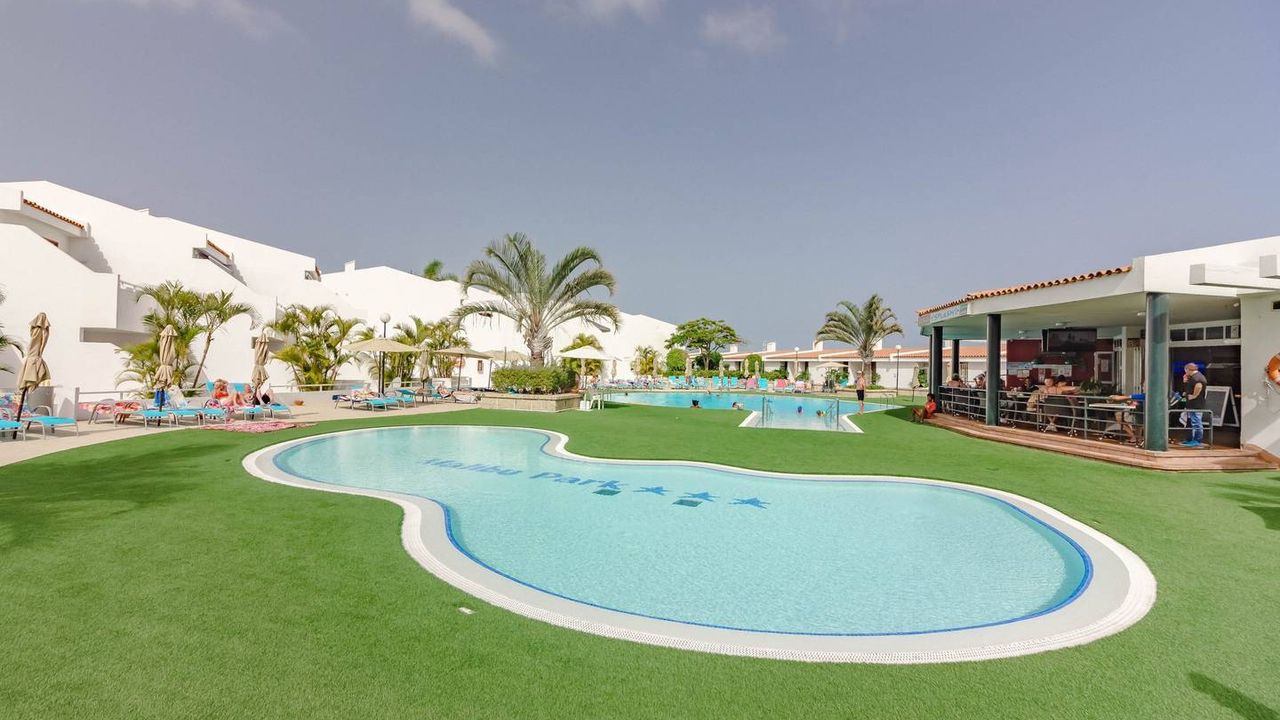 Ocean View Top floor Spacious One Bedroom WI-FI Pool