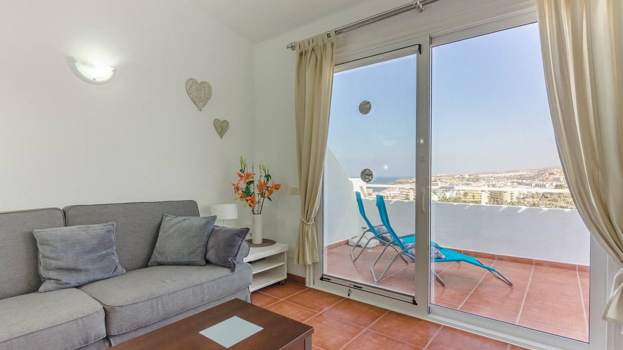 Ocean View Top floor Spacious One Bedroom WI-FI Pool